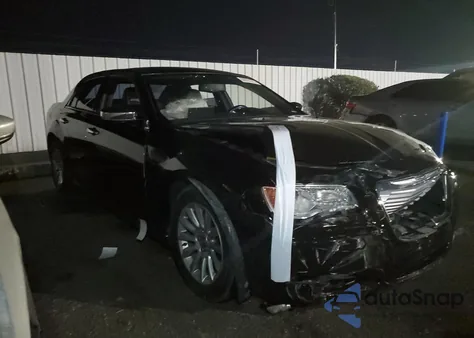 2013 Chrysler 300 z USA, uszkodzony, nr VIN 527535